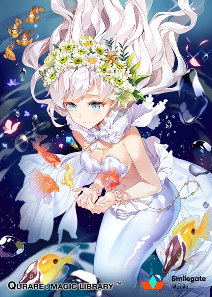 イラスト 600x840 と qurare: magic library gilse ソロ 長髪 長身像 青い目 笑顔 looking away cleavage white hair hair flower copyright name floating hair outstretched arm 鼠蹊部 pale skin underwater monster girl 女の子 へそ