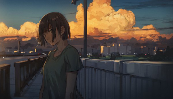 Anime picture 1341x769 with original hanno single looking at viewer short hair black hair wide image sky cloud (clouds) upper body outdoors black eyes city cityscape girl t-shirt road