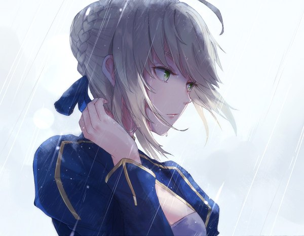 Anime picture 975x757 with fate (series) fate/stay night artoria pendragon (all) saber kachi single fringe short hair blonde hair green eyes payot looking away ahoge upper body braid (braids) long sleeves wind wet rain girl