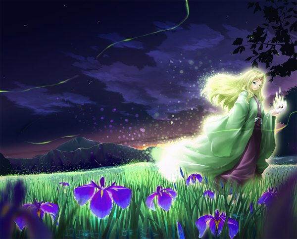 Anime picture 1280x1032 with natsume yuujinchou brains base (studio) hotaru (natsume yuujinchou) kochipu single long hair looking at viewer blonde hair holding green eyes cloud (clouds) traditional clothes night night sky magic light mountain landscape ghost nature