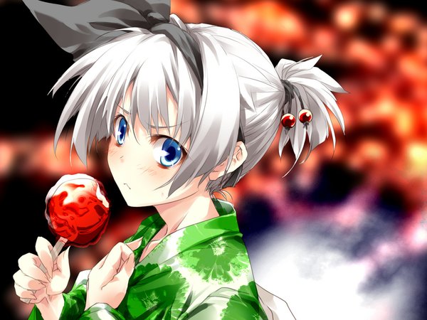 Anime picture 1024x768 with touhou konpaku youmu matsuno canel short hair blue eyes white hair japanese clothes girl food kimono candy apple