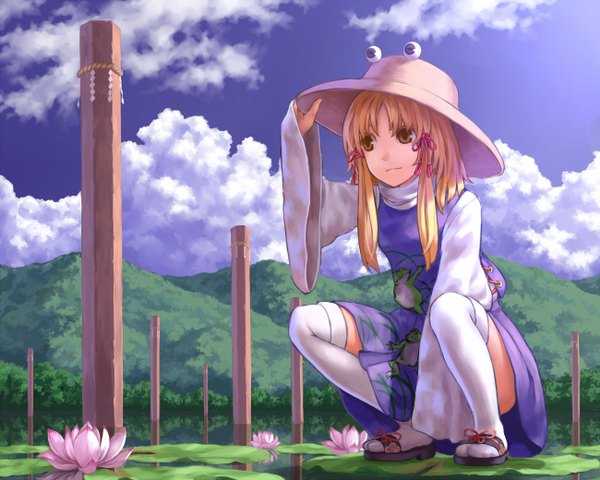 Anime picture 1300x1040 with touhou moriya suwako teiraa (artist) single long hair blonde hair brown eyes sky cloud (clouds) wide sleeves kneeling lake girl dress flower (flowers) ribbon (ribbons) hair ribbon hat white socks knee socks