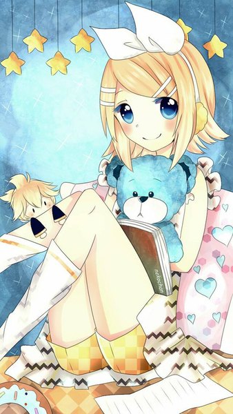 Anime picture 600x1065 with vocaloid kagamine rin kagamine len nishinekochan tall image looking at viewer blush fringe short hair blue eyes blonde hair smile sitting holding ahoge blue background chibi girl boy hair ornament