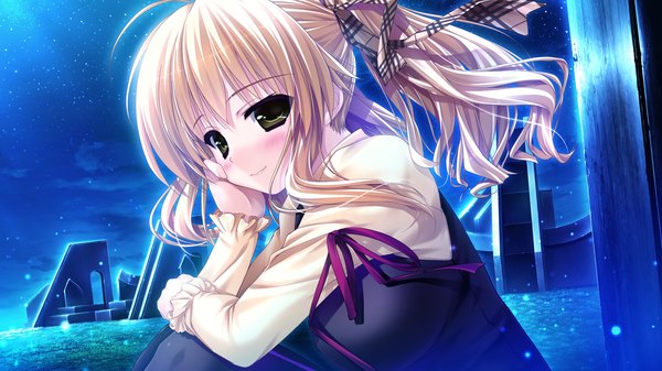 Anime picture 2560x1440 with prism recollection uisaki hinano shintarou single long hair looking at viewer blush highres blonde hair smile wide image green eyes game cg ponytail night girl ribbon (ribbons) hair ribbon