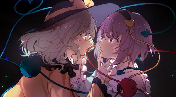 Anime picture 1000x556 with touhou komeiji koishi komeiji satori no-kan short hair blue eyes simple background wide image purple eyes multiple girls purple hair profile grey hair black background face to face siblings eye contact sisters hand on another's face heart of string