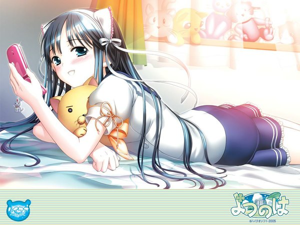 Anime picture 1024x768 with yotsunoha single long hair blush open mouth blue eyes black hair smile looking away lying on stomach girl dress hairband bed toy stuffed animal mobile phone room