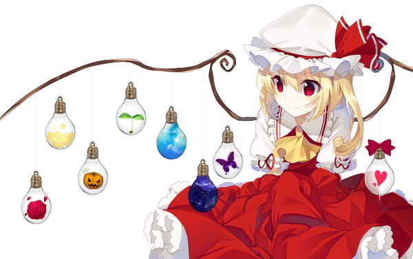 Anime picture 1529x962 with touhou flandre scarlet yusano single long hair fringe blonde hair simple background smile hair between eyes red eyes white background sky side ponytail alternate wings girl dress flower (flowers) plant (plants) hat