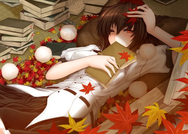 Anime picture 1000x717 with touhou shameimaru aya gizensha single looking at viewer short hair black hair red eyes one eye closed wink girl dress hat book (books) leaf (leaves) pom pom (clothes)