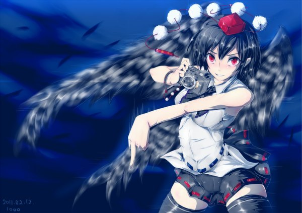 Anime picture 1433x1012 with touhou shameimaru aya nyuu (manekin-eko) single short hair black hair smile red eyes girl hat wings bracelet feather (feathers) camera