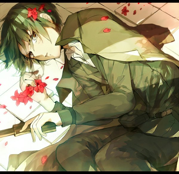 Anime picture 1000x970 with kino no tabi kino (kino no tabi) ayatoki-1 looking at viewer short hair blue eyes lying green hair girl flower (flowers) petals belt gun cloak fanny pack