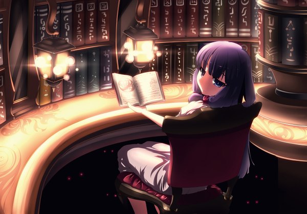 Anime picture 1500x1046 with touhou patchouli knowledge tama (speedgrapher) single long hair blue eyes purple hair looking back girl book (books) chair lamp shelf bookshelf
