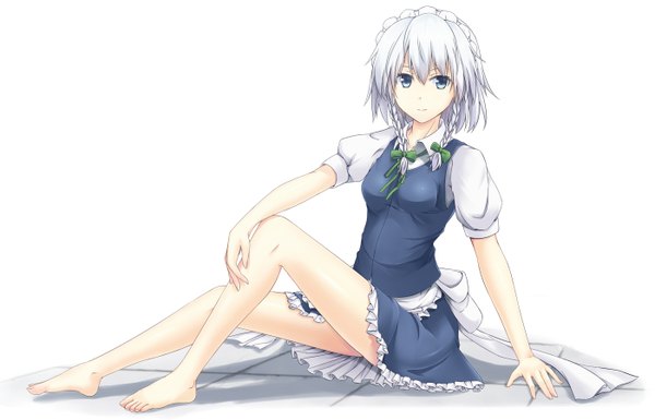 Anime picture 1400x899 with touhou izayoi sakuya sanagi (artist) single short hair blue eyes simple background white background sitting white hair braid (braids) barefoot maid twin braids girl headdress maid headdress