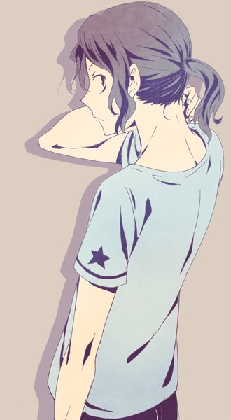 Anime picture 550x1000 with yowamushi pedal teshima junta kushimori single tall image looking at viewer short hair black hair simple background payot ponytail profile from above black eyes grey background star print arm around neck boy star (symbol) t-shirt