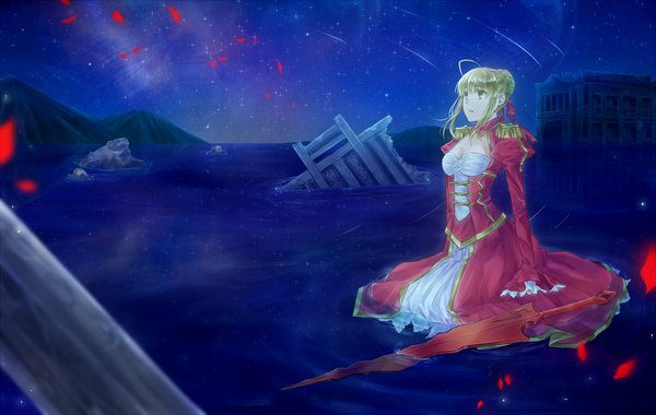 Anime picture 1000x634 with fate (series) fate/extra type-moon nero claudius (fate) (all) nero claudius (fate) yuina single blonde hair green eyes ahoge night ruins underbust girl dress weapon petals sword water epaulettes