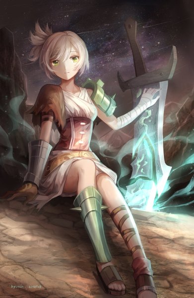 Anime picture 800x1227 with league of legends riven (league of legends) kyurin (sunnydelight) single tall image short hair green eyes white hair ponytail night night sky legs torn clothes magic side ponytail meteor rain girl weapon armor star (stars)