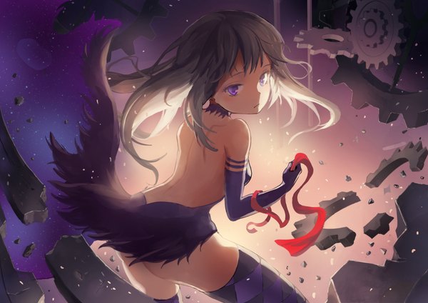 Anime picture 900x636 with mahou shoujo madoka magica shaft (studio) akemi homura akuma homura phantom (artist) single long hair fringe light erotic black hair purple eyes bare shoulders holding looking away ass looking back bare back rhombus starry sky print space print