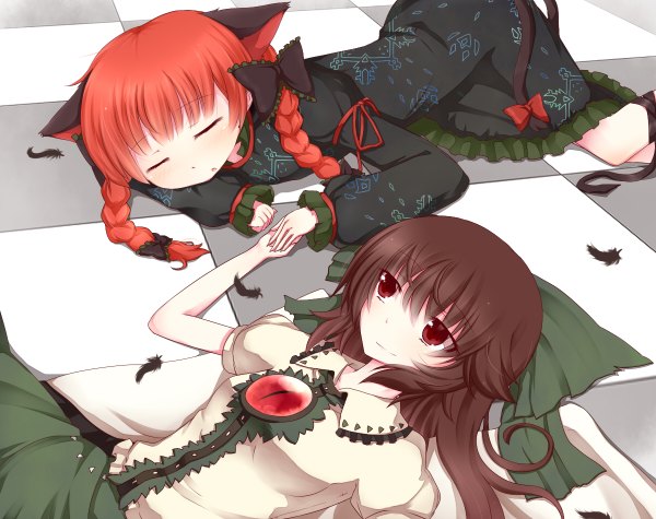 Anime picture 1200x950 with touhou reiuji utsuho kaenbyou rin red eyes brown hair multiple girls animal ears red hair tail braid (braids) eyes closed holding hands checkered floor checkered checkered background girl bow 2 girls hair bow feather (feathers)