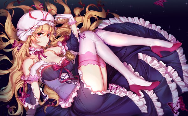 Anime picture 1922x1193 with touhou yakumo yukari wukloo single looking at viewer highres blonde hair red eyes wide image very long hair dark background girl thighhighs dress gloves bow hair bow white thighhighs elbow gloves frills