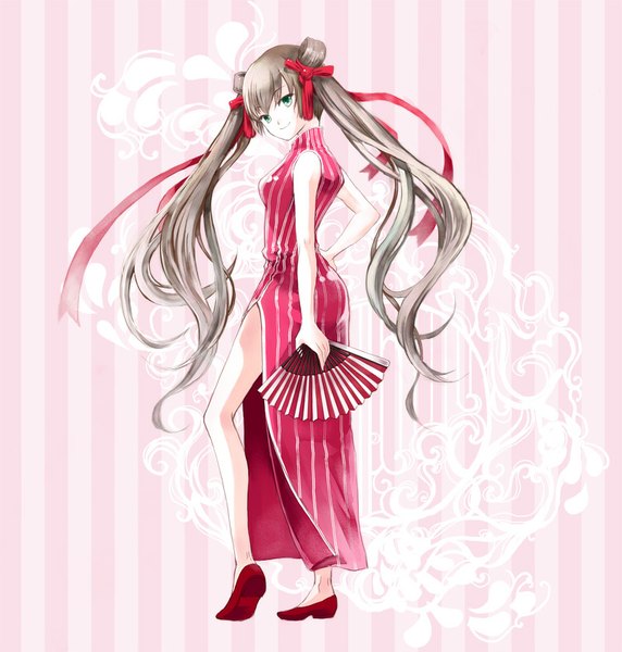 Anime picture 800x839 with original miyabi akino single long hair tall image looking at viewer fringe smile brown hair twintails bare shoulders green eyes traditional clothes looking back hair bun (hair buns) hand on hip chinese clothes side slit striped pink background