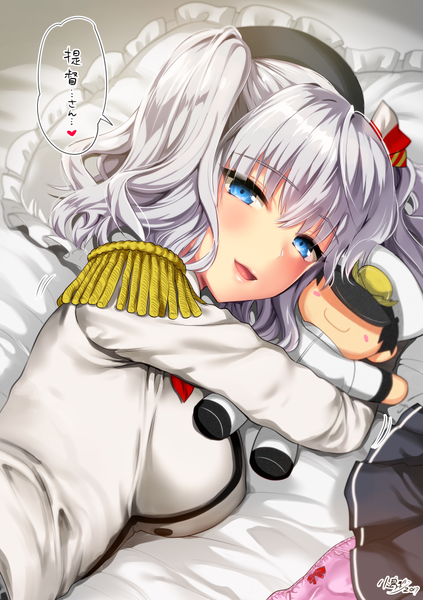 イラスト 705x1000 と 艦隊これくしょん 鹿島(艦これ) 提督(艦これ) 小島紗 ソロ 長身像 カメラ目線 赤面 前髪 短い髪 おっぱい 開いた口 青い目 笑顔 ツインテール 銀髪 upper body lying text short twintails