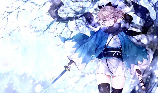 Anime picture 1000x590 with fate (series) fate/grand order koha-ace type-moon okita souji (fate) (all) okita souji (koha-ace) ashita single fringe short hair blonde hair wide image signed yellow eyes looking away ahoge traditional clothes japanese clothes wind snowing