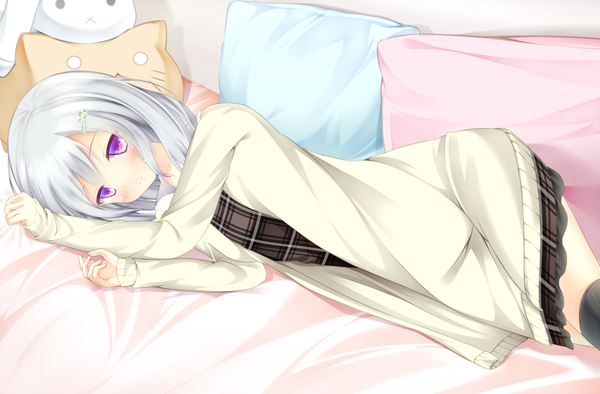 Anime picture 1000x658 with original mochipon single long hair purple eyes white hair lying girl pillow sweater