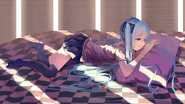 Anime picture 1000x562 with vocaloid hatsune miku zha tang tang yu single long hair blue eyes wide image twintails blue hair looking away on stomach girl thighhighs skirt hair ornament shirt pillow