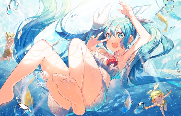 イラスト 2150x1378 と ボーカロイド 初音ミク 鏡音リン 鏡音レン おむたつ 前髪 highres 短い髪 開いた口 金髪 笑顔 hair between eyes ツインテール multiple girls 全身 bent knee (knees) eyes closed very long hair nail polish :d