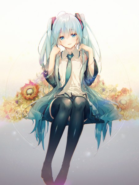 イラスト 1539x2039 と ボーカロイド 初音ミク 八葉 ソロ 長身像 カメラ目線 赤面 前髪 開いた口 青い目 笑顔 hair between eyes 座る ツインテール very long hair head tilt :d aqua hair gradient hair open collar