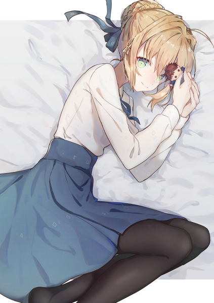 Anime picture 718x1018 with fate (series) fate/stay night artoria pendragon (all) saber emiya shirou nakaba (mode) single tall image looking at viewer fringe short hair blonde hair smile hair between eyes holding green eyes payot ahoge bent knee (knees) lying