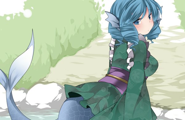 Anime picture 1000x650 with touhou wakasagihime hammer (sunset beach) single looking at viewer blush short hair blue eyes blue hair traditional clothes japanese clothes looking back drill hair girl mermaid