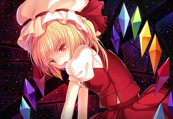 Anime picture 1000x685 with touhou flandre scarlet philomelalilium single looking at viewer short hair open mouth blonde hair red eyes teeth fang (fangs) girl dress skirt wings bonnet skirt set crystal