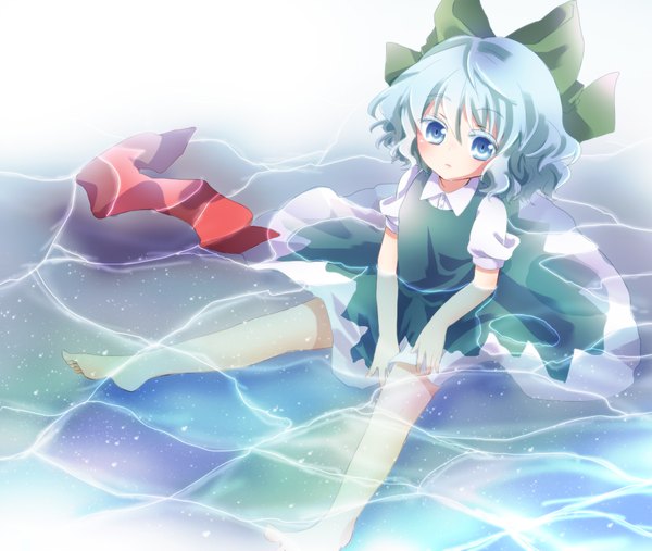 Anime picture 2000x1692 with touhou cirno kuromame (8gou) single looking at viewer highres short hair blue eyes blue hair barefoot loli girl dress bow hair bow water