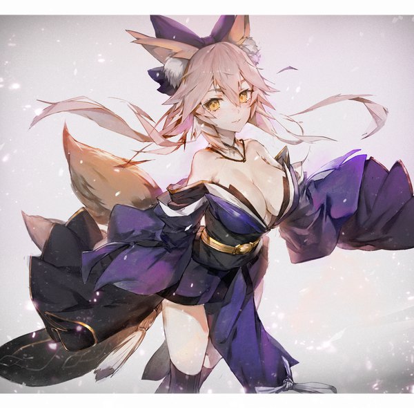 イラスト 1839x1809 と Fateシリーズ fate/extra tamamo (fate) (all) キャス狐 hxxg / ホン ソロ 長髪 カメラ目線 赤面 highres おっぱい light erotic simple background 笑顔 大きな乳房 立つ 獣耳 黄色眼 ピンク髪 cleavage