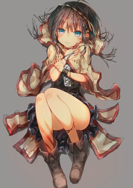 Anime picture 707x1000 with original sune (mugendai) single tall image looking at viewer fringe short hair blue eyes simple background brown hair ahoge head tilt grey background bare legs legs crossed arms girl skirt hair ornament boots