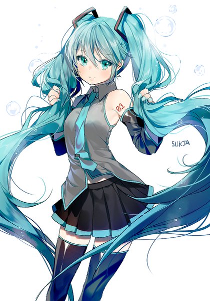 イラスト 700x1000 と ボーカロイド 初音ミク 숙자 ソロ 長身像 カメラ目線 赤面 前髪 simple background 笑顔 hair between eyes 白背景 ツインテール 肩出し very long hair nail polish aqua eyes aqua hair 絶対領域 holding hair