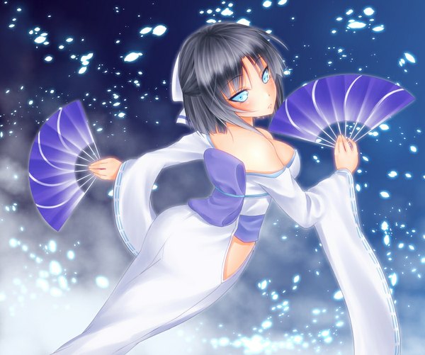 Anime picture 900x752 with senran kagura yuki izumi (senran kagura) noppi (noppi 98) single blush short hair blue eyes light erotic black hair looking back from behind girl dress fan