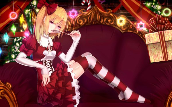 Anime picture 2880x1800 with touhou flandre scarlet bakanoe single long hair looking at viewer fringe highres blonde hair sitting bent knee (knees) indoors pink eyes no shoes puffy sleeves one side up christmas glow food in mouth brick wall