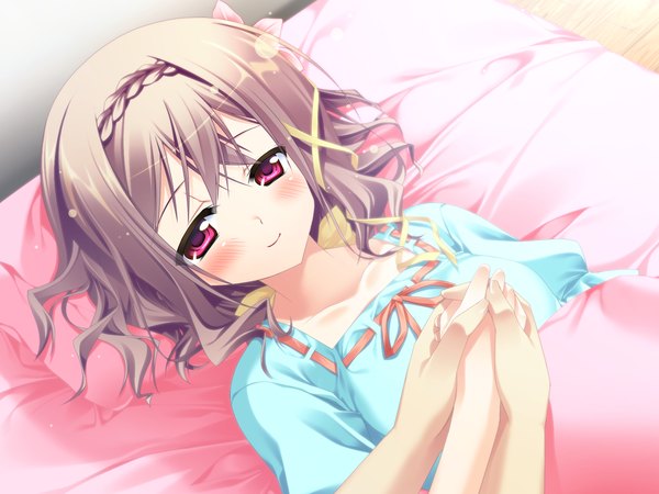 Anime picture 1600x1200 with koisuru koto to mitsu ketari! (game) blush short hair smile brown hair game cg lying pink eyes girl hair ornament pajamas