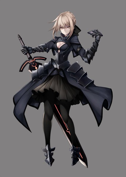 イラスト 900x1260 と Fateシリーズ fate/grand order フェイト／ステイナイト アルトリア・ペンドラゴン セイバー セイバーオルタ いなばすにみ ソロ 長身像 カメラ目線 前髪 短い髪 金髪 simple background hair between eyes 黄色眼 cleavage 全身 grey background between legs