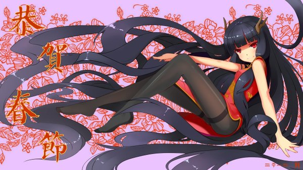 Anime picture 1280x720 with nerv110 single looking at viewer blush fringe light erotic black hair smile red eyes wide image bent knee (knees) very long hair horn (horns) arm support no shoes legs chinese clothes girl