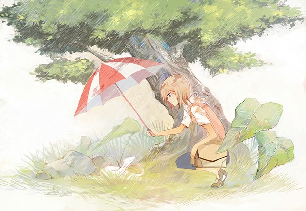Anime picture 1000x689 with original brownque (artist) single short hair blue eyes blonde hair smile squat girl plant (plants) animal tree (trees) boots hood leaf (leaves) umbrella bag grass stone (stones)