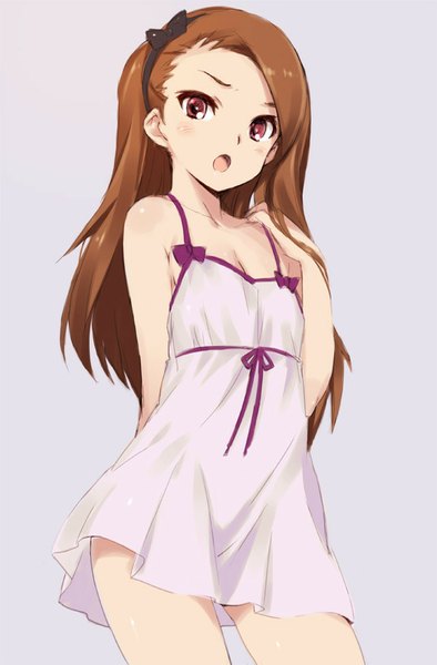 イラスト 600x913 と アイドルマスター 水瀬伊織 カワタヒサシ ソロ 長髪 長身像 赤面 開いた口 simple background 赤い目 茶色の髪 grey background :o from below 女の子 ドレス リボン ヘアリボン サラファン