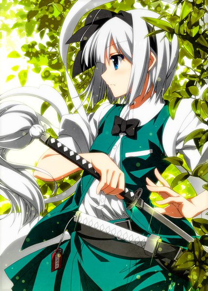 Anime picture 1200x1679 with touhou konpaku youmu myon sazanami mio single tall image fringe short hair blue eyes looking away silver hair profile sparkle fighting stance girl dress skirt weapon sword hairband