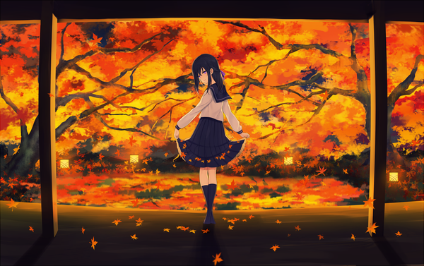 Anime picture 1400x881 with original achiki single long hair fringe black hair hair between eyes purple eyes holding payot full body long sleeves pleated skirt looking back light smile from behind no shoes autumn crossed legs (standing) skirt hold
