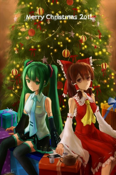 Anime picture 1004x1512 with touhou vocaloid hatsune miku hakurei reimu d.b.spark long hair tall image smile brown hair sitting twintails bare shoulders multiple girls brown eyes green eyes green hair christmas miko merry christmas girl