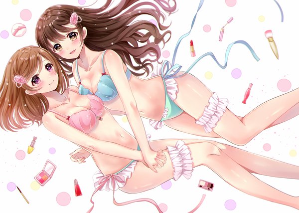 イラスト 1329x946 と オリジナル 桜ひより 長髪 カメラ目線 赤面 前髪 おっぱい light erotic 茶色の髪 白背景 紫目 肩出し multiple girls 茶目 bent knee (knees) bare belly bare legs underwear only holding hands 女の子