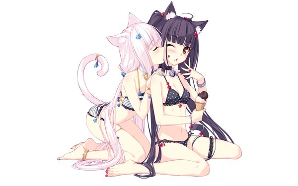 イラスト 1600x1000 と neko paradise neko works (studio) バニラ ショコラ(ネコぱら) さより カメラ目線 赤面 前髪 light erotic 黒髪 simple background 白背景 座る ツインテール 肩出し multiple girls holding 茶目 獣耳 payot