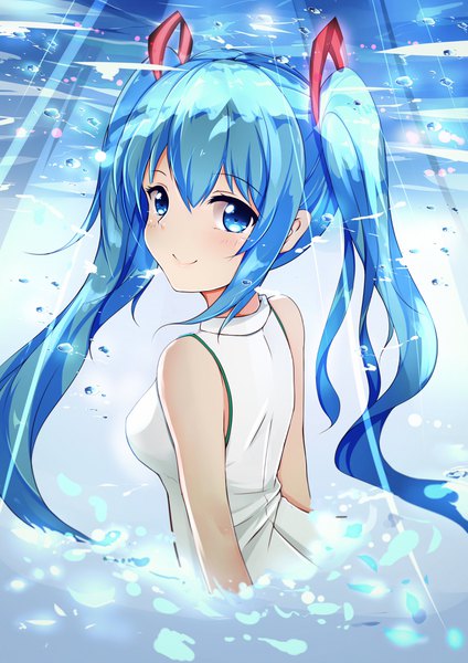 イラスト 2894x4093 と ボーカロイド 初音ミク 青叶凌Y.r ソロ 長髪 長身像 カメラ目線 赤面 前髪 highres 青い目 笑顔 hair between eyes ツインテール 青い髪 upper body turning head underwater 女の子 ドレス