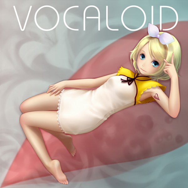 Anime picture 1000x1000 with vocaloid kagamine rin yori (shitsuon) single looking at viewer blue eyes blonde hair simple background barefoot inscription grey background tattoo sleeveless girl dress bow hair bow